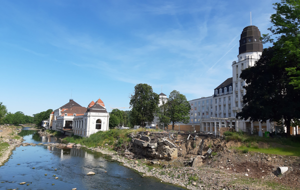Ein aktueller Blick auf Bad Neuenahr (am 14. Juni 2022): 14. Juni 2022: Die Kurgartenbrücke gibt es nicht mehr, auch das Steigenberger Hotel sowie das Kurhaus sind teils stark beschädigt.