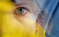 Symbolbild Flüchtlinge: Frauen-Gesicht in Ukraine-Fahne