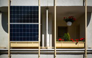 Symbolbild Solarstrom: Balkon mit kleiner PV-Anlage