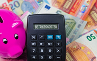 Symbolbild Betriebskosten: Taschenrechner und Sparschwein