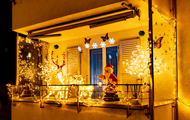 Symbolbild Weihnachtsdeko: Balkon mit grell leuchtendem Weihnachtsschmuck