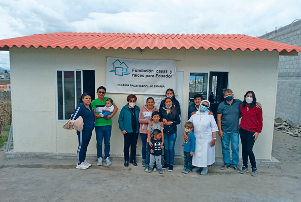 Dank an die Spenderinnen und Spender im fernen Alemania: Familie Alameida feierte mit Freunden und Bekannten den Einzug in ihr neues Haus, das vom Förderverein Haus & Grund für Ecuador finanziert wurde.