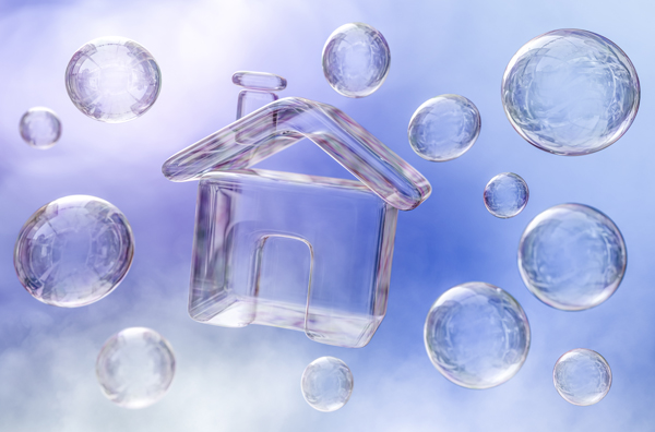 Symbol-Foto: Das Platzen des Traums vom Eigenheim - ein Seifenblasen-Haus inmitten mehrerer Seifenblasen